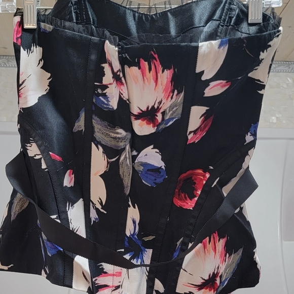 WHBM Bustier Size 0. Strapless, comes with belt. Like new, worn 1-2 times. - Picture 3 of 4